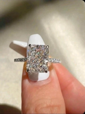 Silverring storlek 7. - Superfin ring i silverfärg med en stor, rektangulär klar sten i mitten och små gnistrande stenar längs bandet. Perfekt för dig som gillar bling och vill ha ett smycke som verkligen syns. Materialet ser ut att vara silver och stenarna ger en lyxig känsla.