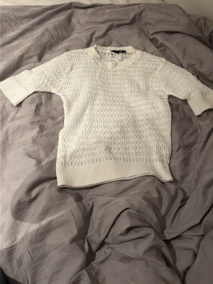 Vit topp med kort ärm -  Jag säljer en kortärmad topp från Lager 157 i XS