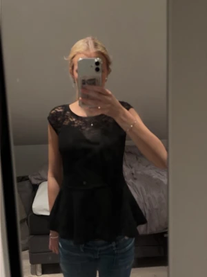 Svart top med spetsdetaljer -  Säljer min svarta topp med spets upptill från Gina Tricot i storlek. S. 