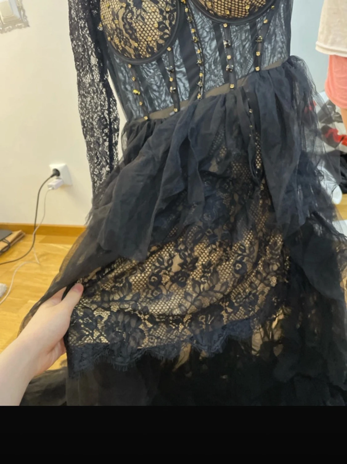 Svart långklänning med spets och volanger - 5