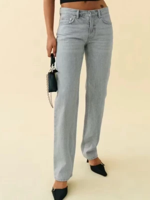 Grå low straight jeans - Säljer dessa ursnygga Snygga ljusgrå jeans  från Gina i modellen low straight Jeansen har låg midja och sitter som en smäck vid bakdelen och låren. Supersnygg för en utgång eller vardagslook😍