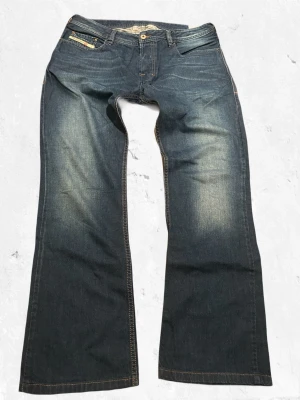 Vintage Diesel Bootcut Zatiny Jeans - 34/34 men mer som 32/32 Midja: 42cm Längd: 102 cm Innerbenslängd: 79 cm Benöppning : 24 cm  NOTE!!!!!!!🚩🚩🚩🚩 Måtten kan variera +- 1 cm   Jag tar inga bilder med jeansen på eftersom att dom oftast inte passar mig!