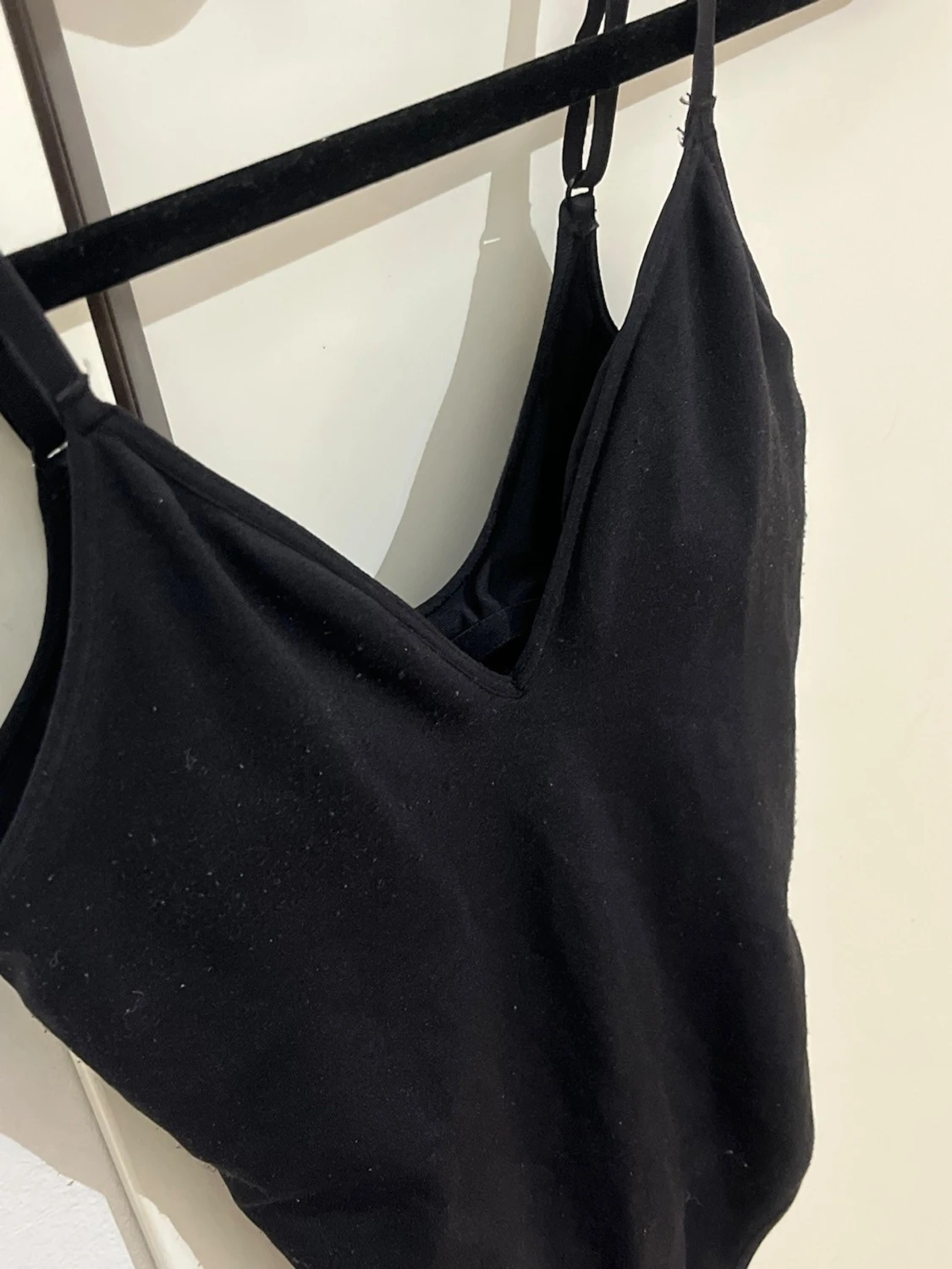 Svart basic body med smala axelband - 2