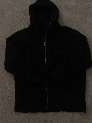 Svart zip hoodie  - En svart zip hoodie från lager 157, strl xs