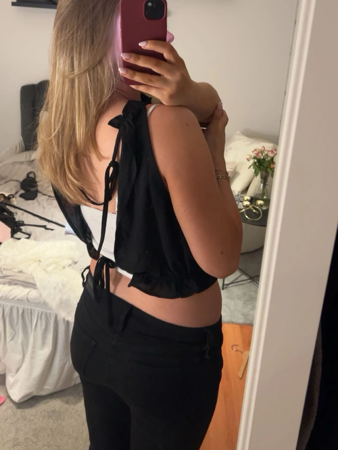 Svart croppad topp med knyt i ryggen - 1