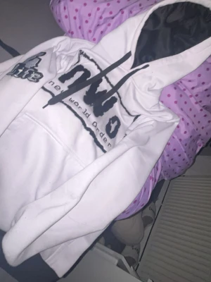 Vit new World order hoodie med svart tryck - Säljer en vit hoodie från nWo med stort svart tryck. Hoodien är fyld med otrogenhet och ingen manlighet. pris kan diskuteras sålänge ja blir av med denna hoodie❤️