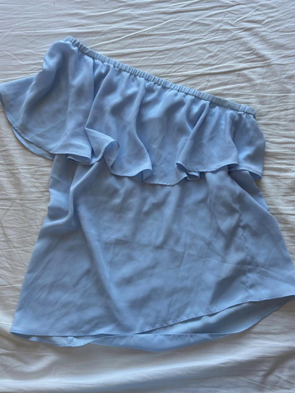 Ljusblå oneshoulder topp med volang - 1