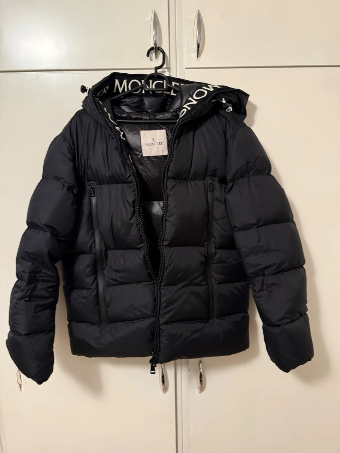 Svart dunjacka från Moncler