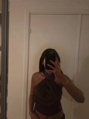 Brun satin topp - Mörkbrun satin topp som man knyter där bak. Man kan styla den på lite olika sätt. Använd fåtal gånger så fint skick 🩷