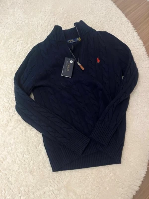 Tröja  - Helt ny tröja står att den är S men passar XS men kan passa också S dm för intresse 