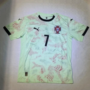 Cristiano Ronaldo Matchtröja - Cristiano Ronaldo Matchtröja vänskapsmatch från 2025 som är i nyskick