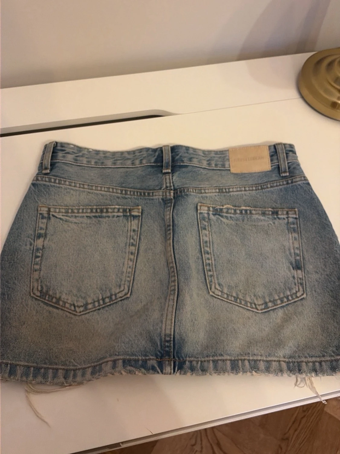 Blå jeanskjol med hål  - 2