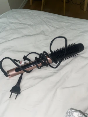 Värmeborste - Värmeborste köpt på Ullared gekås för 399kr, använd 3 gånger. Säljer pga fick en som present och den var större och det föredrog jag, Värmeborste jag säljer går upp till 190 grader men man kan justera från 145.
