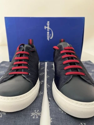 Nya Jacob Cohën skor - HELT NYA Jacob Cohën skor där allt ingår, box,  dustbag och snören. Skorna tillverkas inte längre som gör dom svåra att få tag i. Skriv vid fundering. 😊                            ——————————————————————————                                                     📐| Storlek: 40                                                        👖| Märke: Jacob Cohën                                        🔎 | Skick: 10/10 (de är nya)                                  💵 | Ny Pris: 4500kr                 