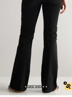 Svarta bootcut jeans från Junkyard - Snygga svarta bootcut jeans från Junkyard med klassiska bakfickor o en liten detalj p bakfickan, utsvängda ben. skulle säga mid/low waist. använda fåtal gånger o säljer för dom har blivit för små, priset kan såklart diskuteras💋STORLEK S