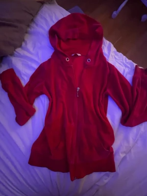 Röd zip up hoodie🌹 - Säljer röd zip up hoodie som är köpt på vinted men inte kommit till användning på senaste❣️.  Den sitter bra på och skulle säga är i S/XS🩷