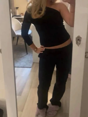 Bikbok lågmidjade kostymbyxor - Säljer svarta kostymbyxor från bikbok i den lågmidjade modellen i storlek 36! Inga tydliga defekter! Skriv vid frågor!🩷