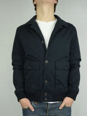 Massimo Dutti vadderad overshirt  - MASSIMO DUTTI VADDERAD OVERSHIRT Storlek : M Passform : Normal Användning : Jackan är i ett väldigt fint skick utan defekter Nypris : Cirka 1700SEK Modellen på bilden : 182CM och väger 77KG