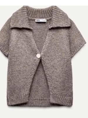 Beige stickad kofta från Zara - Jättefin kortärmad kofta från Zara. Nästan aldrig använd då den är för liten för mig💗 priset kan diskuteras.