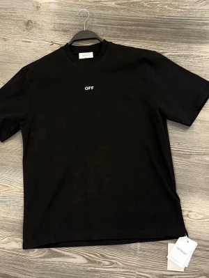 Off-white T-shirt  - Svart med logga fram och tryck bak.                                        