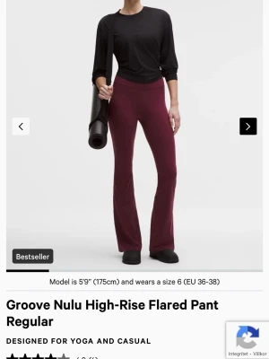 Bordeaux utsvängda leggings Lululemon - Snygga bordeauxfärgade leggings från Lululemon i modellen Groove Nulu High-Rise Flared Pant. Dem är helt nyköpta och oanvända, storlek 4.