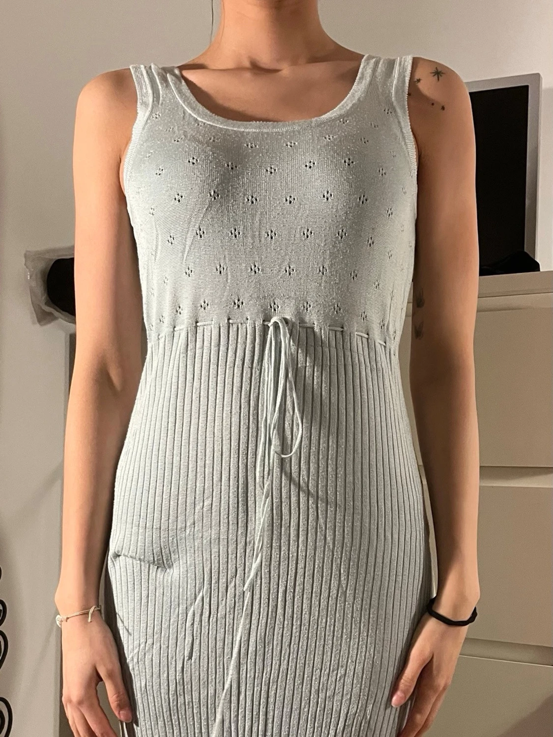 Ljusgrå ribbad klänning med snörning