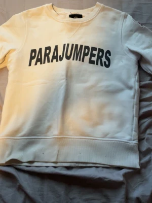 Storlek 146  - Här är en parajumpers som jag har haft ett tag men den finns inte på marknaden nu för tiden och det är mycket smuts som tyvärr inte går bort men det är därför jag säljer denna tröjan billigare 