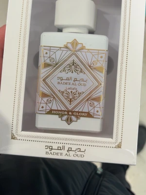 Lattafa Badee Al Oud Honor & Glory nytt - Lattafa Badee Al Oud Honor & Glory är en Eau de Parfum i en snygg vit flaska med guldiga och geometriska detaljer. 100ml pris kan diskuteras skut god och bra