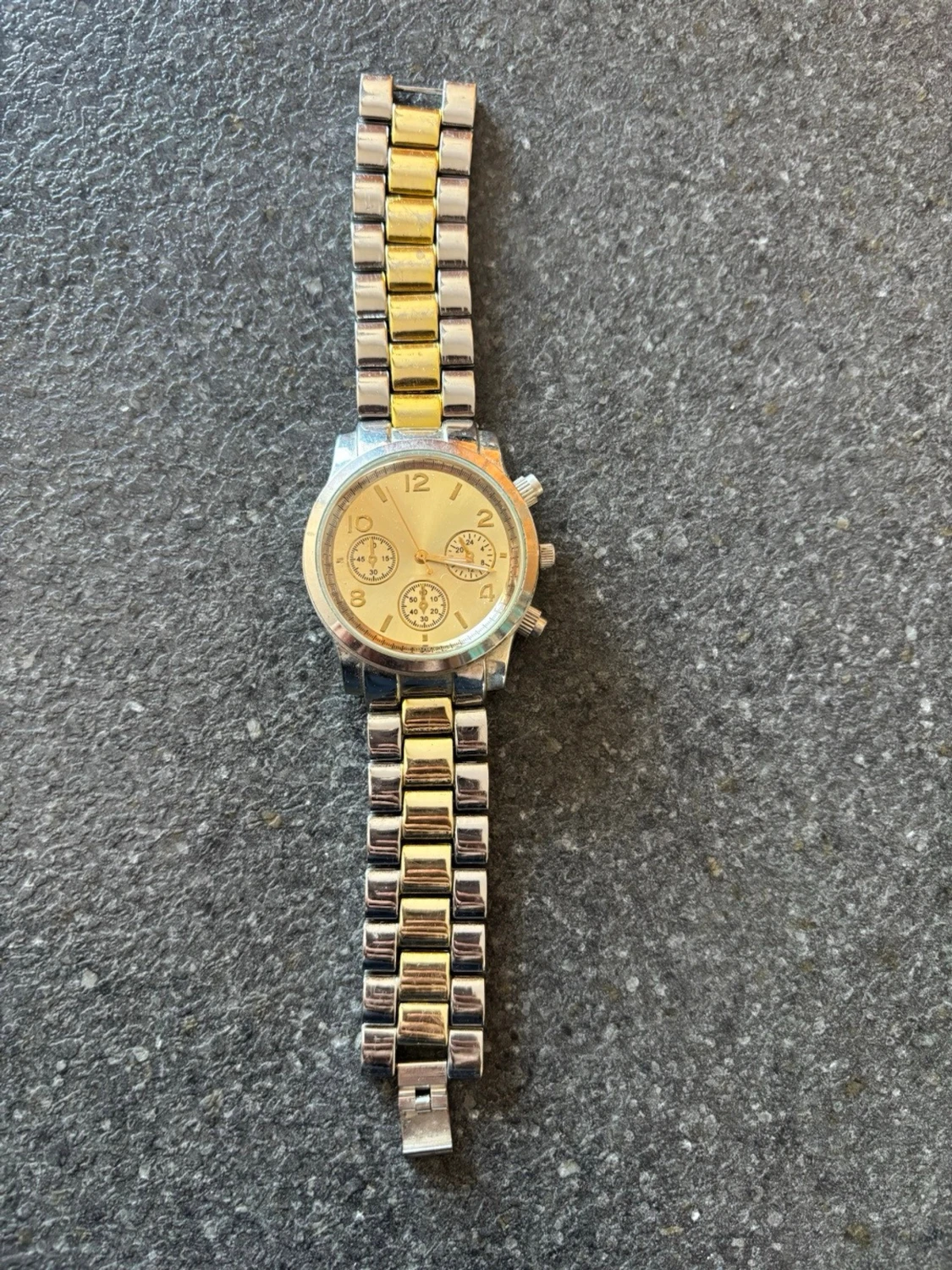 Guld- och silverfärgad klocka