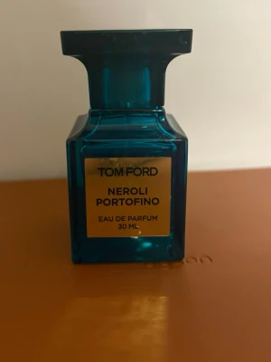 Tom Ford Neroli Portofino parfym 30 ml - Tom Ford Neroli Portofino Eau de Parfum i en lyxig blå glasflaska på 30 ml. Flaskan har en fyrkantig form med guldfärgad etikett framtill. En exklusiv doft som utstrålar elegans och stil. Använd 
