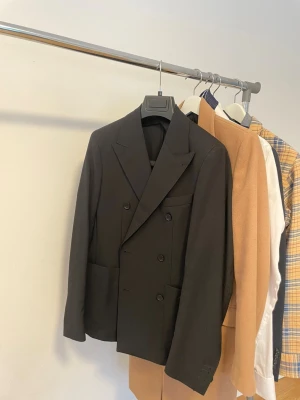 Dubbelknäppt Kavaj - Mycket fin dubbelknäppt kavaj i 180 super Ull, pris kan diskuteras vid snabb affär.