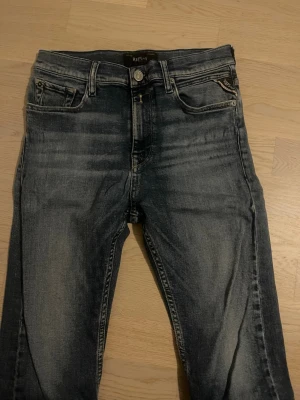 Replay jeans  - Ett par slim jeans från Replay i mörkblå tvättad denim med slittningar i använt skick.