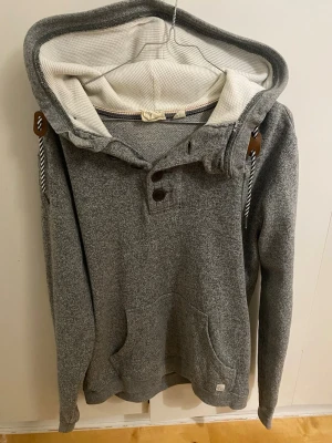 Schysst hoodie/kofta/cardigan med knappar och stor huva - Storlek S passar M | Färg grå | Skick 9/10 | Skriv om du har några funderingar 💪🏼🤝