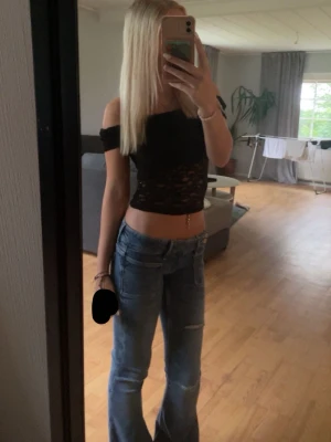 Lågmidjade snygga jeans!! - Jätte snygga jeans från Gina tricot, lite slitna nere vid hälen men inget man tänker på om man inte kollar noga!!💓