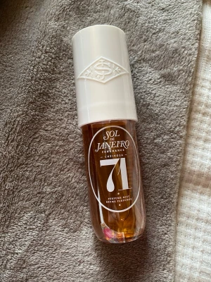 Sol de Janeiro Cheirosa 71 Parfymmist - Sol de Janeiro Cheirosa 71 parfymmist, 90ML. Obruten förpackning, köpt på Lyko. Säljes pga lyckades köpa fel .Perfekt för dig som gillar söta och varma dofter