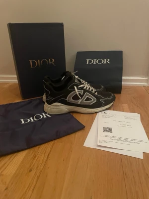 Dior b30 - Feta dior b30 i rätt så bra skick. Dom är storlek 43. Allt og medföljer vid köp. Dom är perfekta nu till våren/sommaren☀️Priset är inte helt hugget i sten🪨 bara att höra av er vid minsta lilla fråga🙌MVH Elis