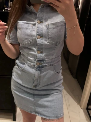 Jeansklänning - Ljusblå jeansklänning som är väldigt stretchig! Storlek S 