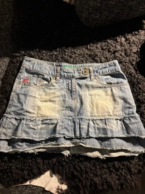 Jeanskjol volanger - Snygg lågmidjad jeanskjol med volanger