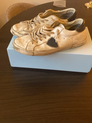 Fhilippe model  - Skorna är slitna och behöver en innersula. Annars helt ok skick på ut sidan. Finns kvitto 🧾 Hör av er vid frågor pris kan diskuteras