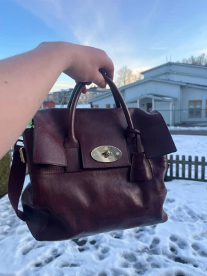 ÄKTA Mulberry väska. - hej! Jag säljer denna autentiska mulberry väska!    original pris= 14000kr     Mitt pris = 8999kr priset är ej hugget i pris och kan sänkas!!!