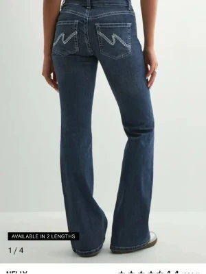 Blå bootcut jeans från nelly - Använda max 2-3 ggr och byxorna är helt i nyskick. Köpta för 699🤍