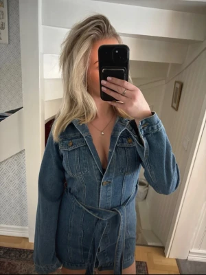 Blå jeansklänning - Säljer min blåa skitsnygga jeansklänning från bohoo som jag aldrig använt med prislappen kvar💕