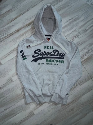vit superdry hoodie - säljer denna feta superdry hoodien i fint skick. måtten är Längd:67cm Bredd: 54cm🤩 hoodien är använd sparsamt🤗 Hör gärna av er vid funderingar samt snabbaffär🙌🏻