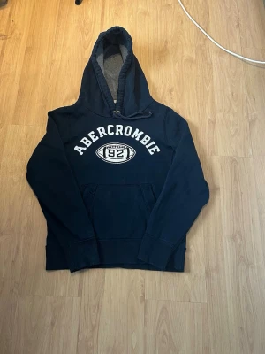 Abercrombie hoodie  - Otroligt snygg Abecrombie hoodie i storlek M, den är i mycket bra skick och använd ett fåtal gånger. Färgen är marinblå. Passformen är M men hade kunnat passa större S.  Hör av dig om du är intresserad 😁#grish #y2k