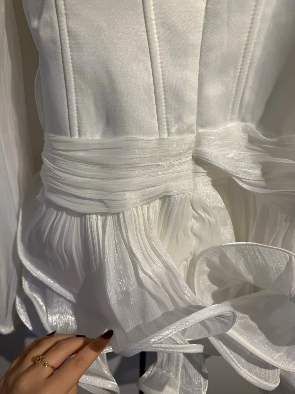 Vit kortklänning med volang och rosett - 4