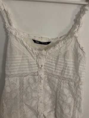 Vitt linne - Superfint vitt linne med knappar från zara i storlek s