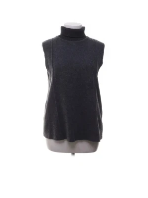 Topp Zara - Söt topp från Zara med lite högre krage, basic och passar till allt!💖