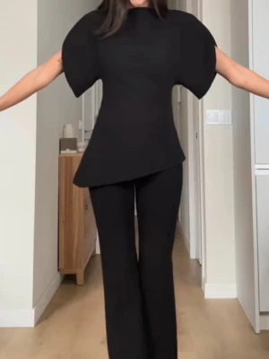 Zara topp snedskuren - Snedskuren super fin elegant Zara topp, jätte fina detaljer och ärmar. Perfekt till middag. Köpt på Vinted helt ny för 559kr men va tyvärr fel storlek. Orginalförpackning men lappen är avtagen. 