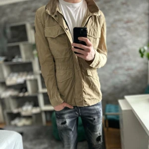 Hugo Boss Field Jacket - Mycket bra skick, inga defekter förutom skrynklig! Passar dig som är mellan 180-185cm ungefär. Nypris ca 2000kr. Modellen är 185 cm, 75kg. Passar bra nu till våren! Skriv för mer information!🤝
