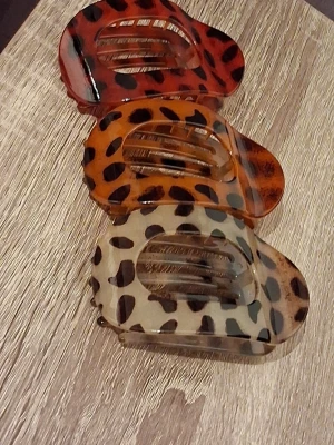 3-pack hårklämmor leopardmönster - Säljer ett set med tre hårklämmor i olika färger med trendigt leopardmönster. Klämmorna är i plast och kommer i beige, orange och rödbrun ton. Perfekta för att snabbt fixa frisyren och ge en cool touch till din look.